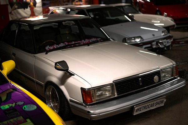 Comment intégrer des pièces en cuir noir dans une tenue de jour sans paraître trop sévère?