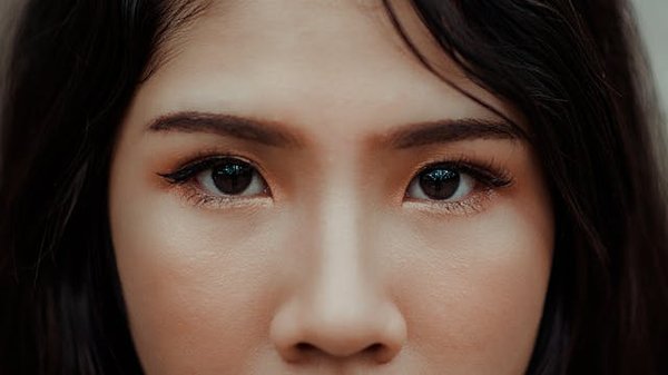 Comment choisir la forme idéale de sourcils pour mettre en valeur vos traits faciaux?